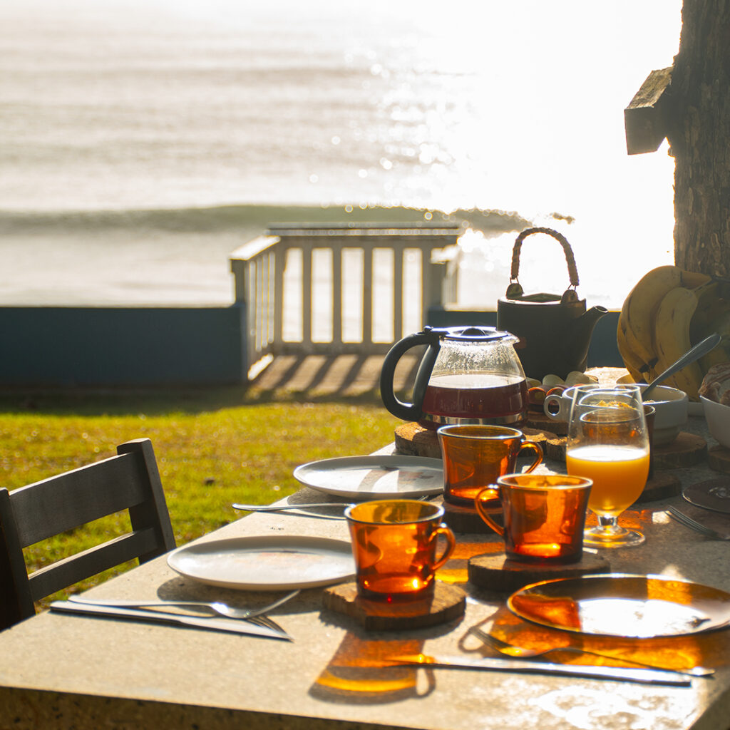 Café da manhã de frente pro mar